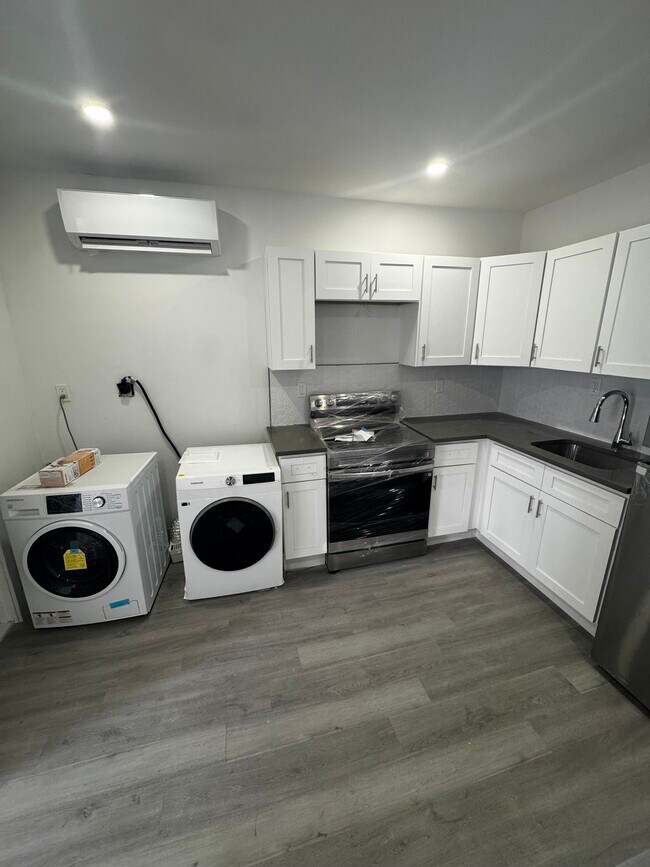 Photo - 2512 S Dewey St Apartments