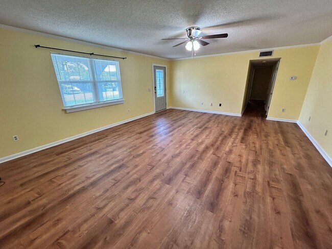 Photo - 208 Randy Rd