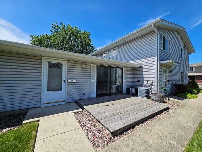 Photo - 829 Pondview Ct Townhome