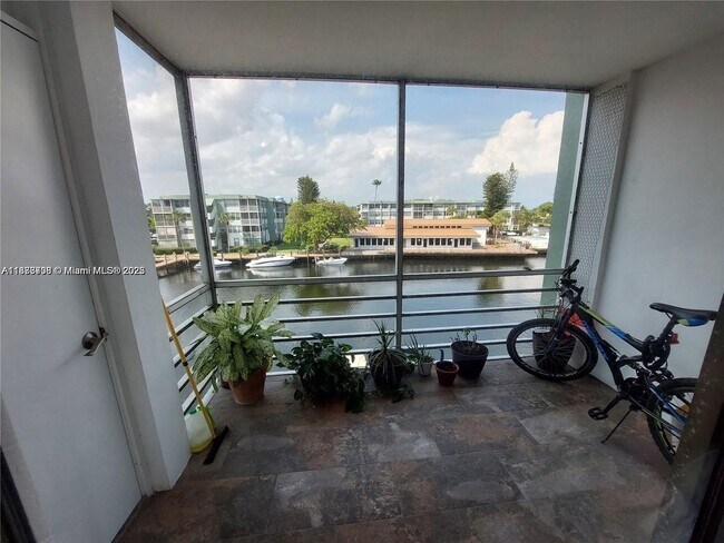 Photo - 2741 Taft St Unit 305