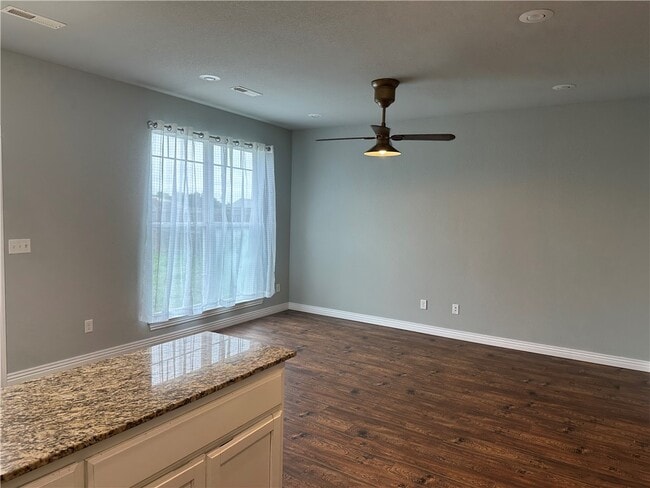 Photo - 815 Baker St NW