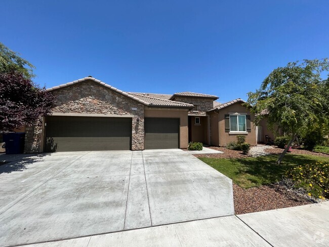 Building Photo - Immaculate 4 bedroom Hanford home availabl...