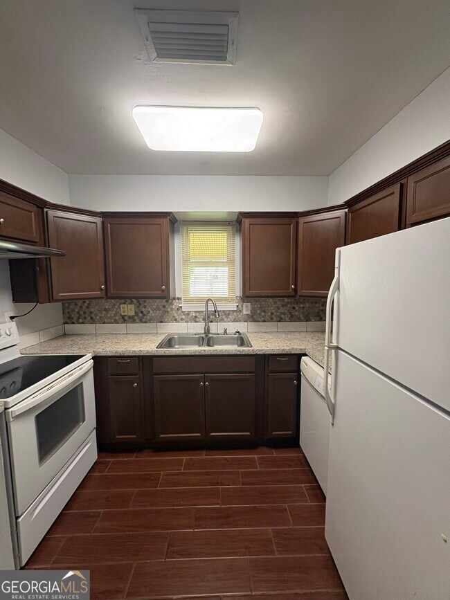 Photo - 542 Chateau Cir