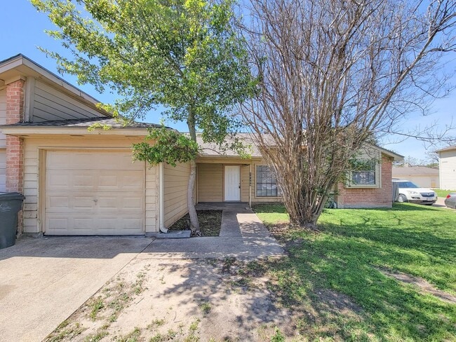 Building Photo - NICE 3 BEDROOM 2 BATH DUPLEX IN CYPRESS AREA