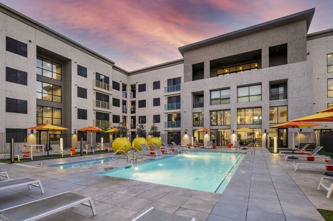 Photo - Curve at Melrose