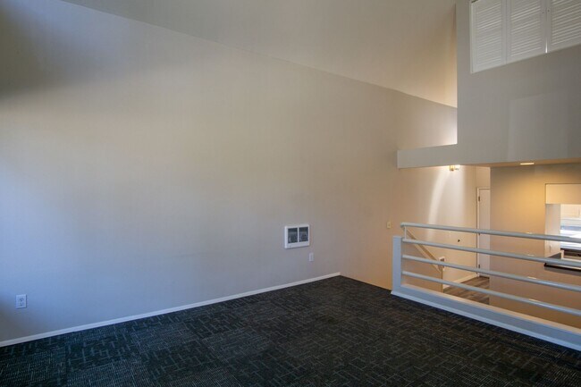 Photo - Fantastic Lake Oswego 2Bdr w/Fireplace, Dishwasher & W/D + Balcony Unit 4685-C