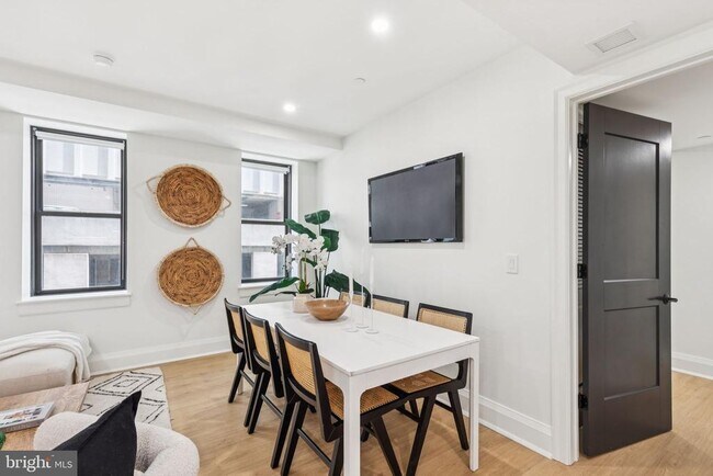 Photo - 135 S 19th St Unidad 407
