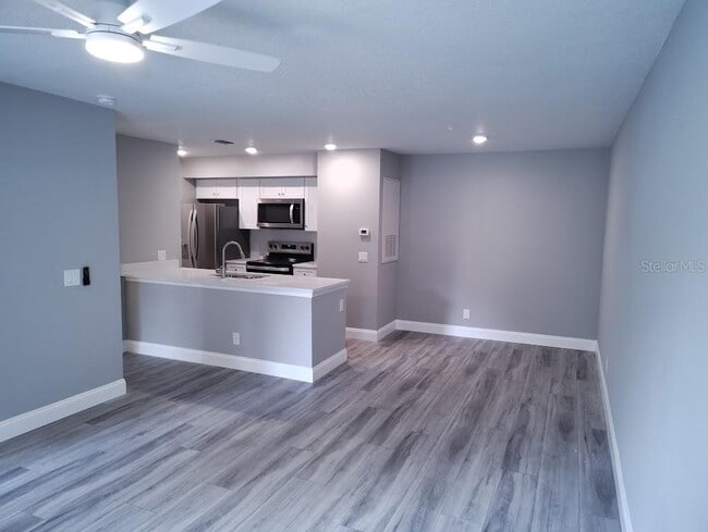 Building Photo - 3024 Parkway Blvd Unit 202