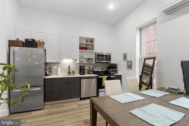 Building Photo - 212 Catharine St Unit 1