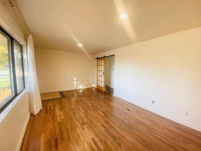 Photo - 765 E 15th St