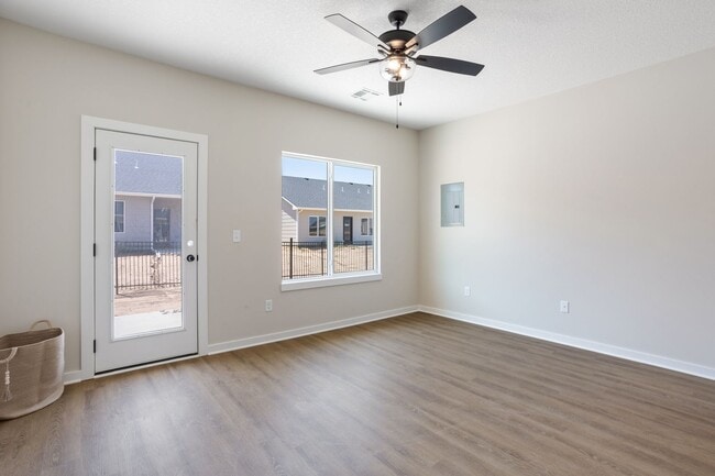 Photo - 448 S Longbranch Dr