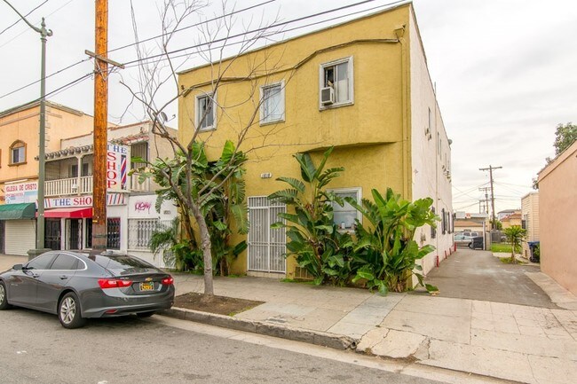 1818 N. Broadway Ave. - 1818 N. Broadway Ave. Apartments
