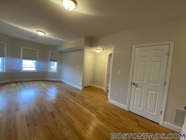 995 Dorchester Ave Unit 2