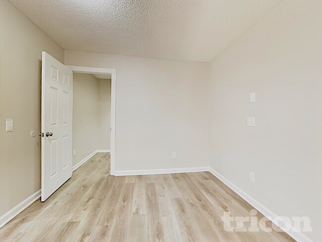 Photo - 615 Flicker St