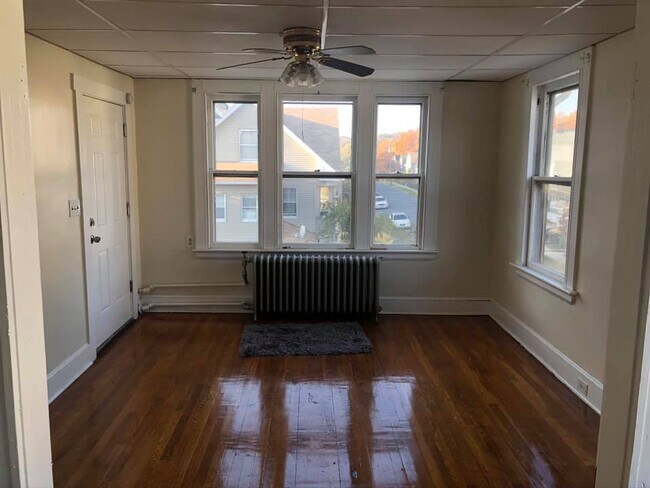 Sala de estar/3er dormitorio - 146 Edson Ave