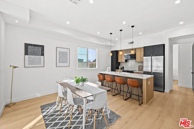 Photo - 2326 S Dunsmuir Ave