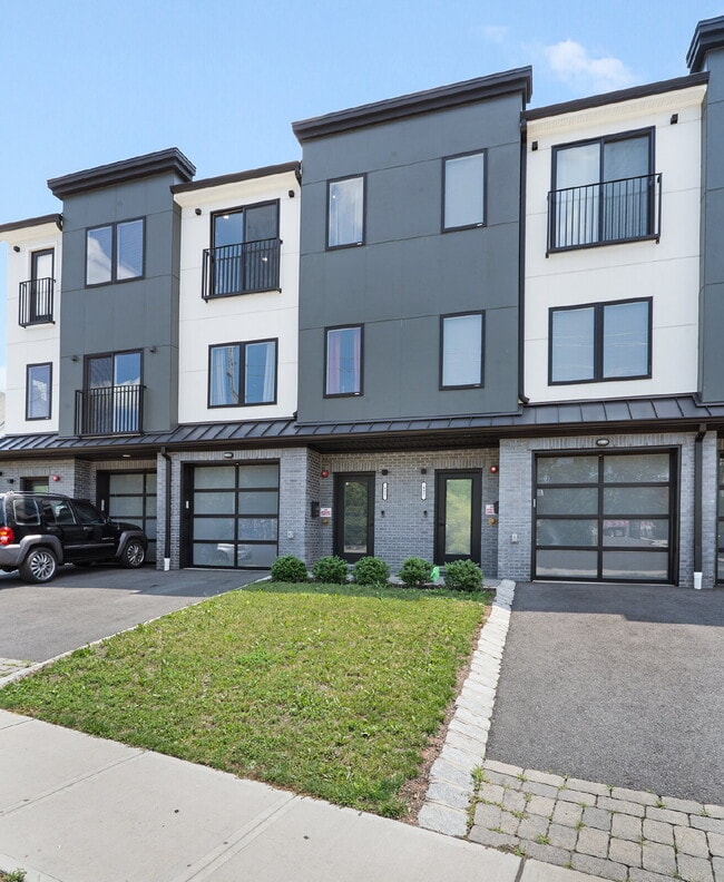 Building Photo - "Charming 2-Bedroom Condo with 2 Full & 2 Half Baths in Prime Plainfield Location!"