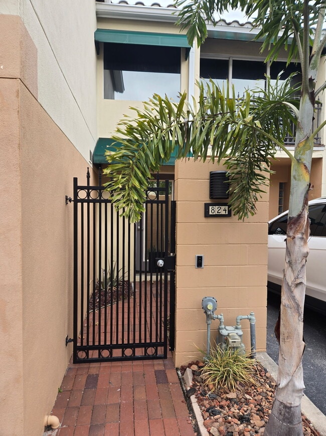 Building Photo - 824 Padua Ln