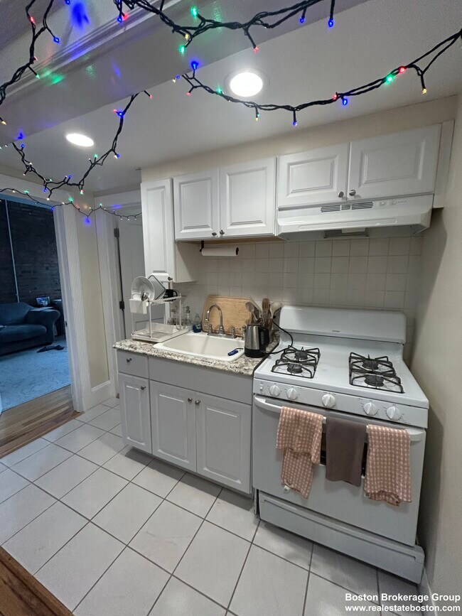 Building Photo - 39 Hemenway St Unit 22