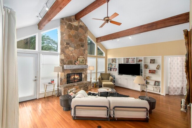 Photo - 2522 Wordsworth St