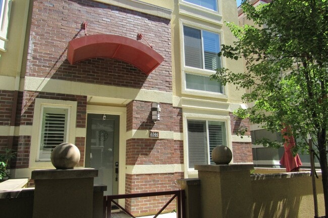 Building Photo - Gorgeous 4 Bed, 3.5 Bath End Unit Townhome in Perfect Dublin Location