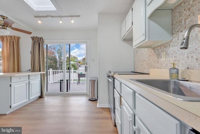 Building Photo - 852 Birchwood Ct