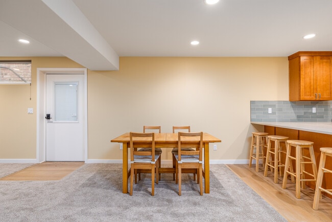 Photo - 2009 Davison Ave Unidad Basement Studio