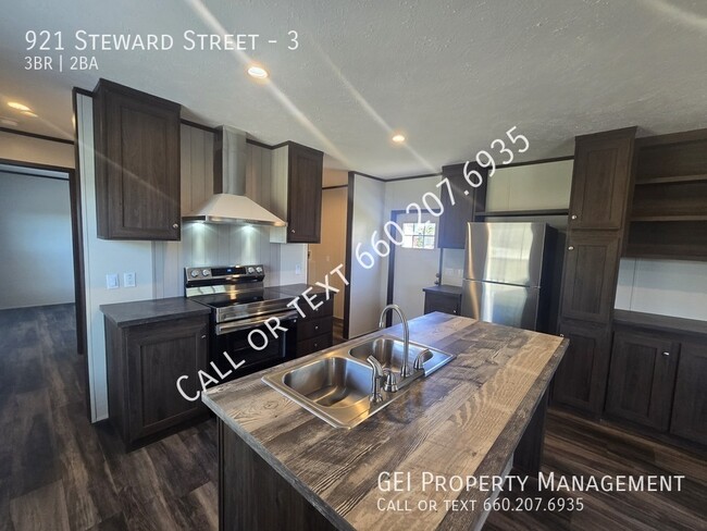 Photo - 921 Steward St