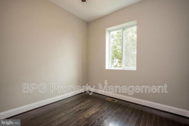 Photo - 1635 Lang Pl NE