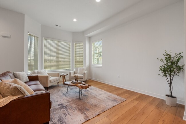 Photo - 1204 SW Franklin Dr