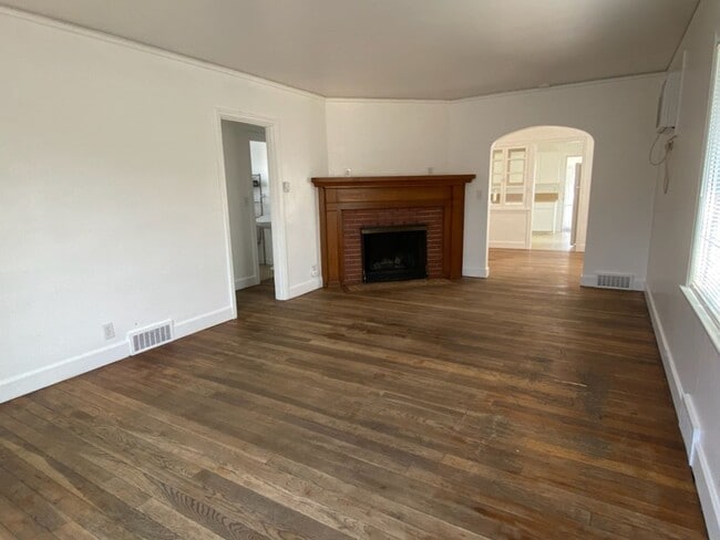 Photo - Charming 3 bed/1 bath home!