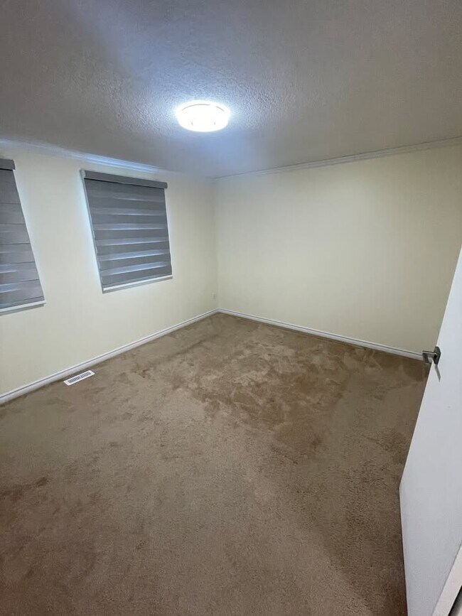 Photo - 407 Keats Way