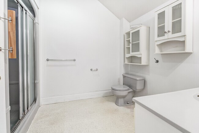 Photo - 190 Victoria St N