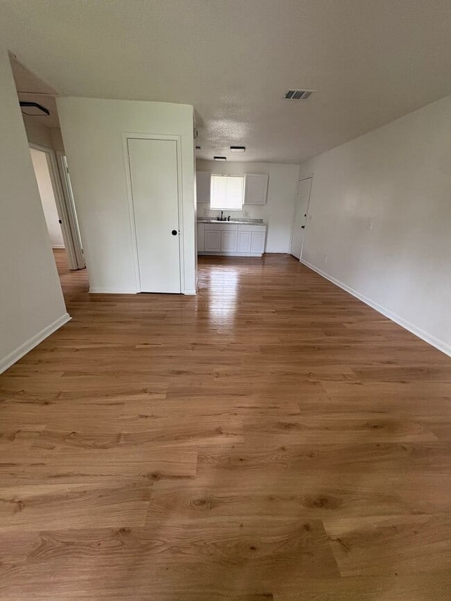 2 Bed/ 1 Bath Available Now on the Westside!