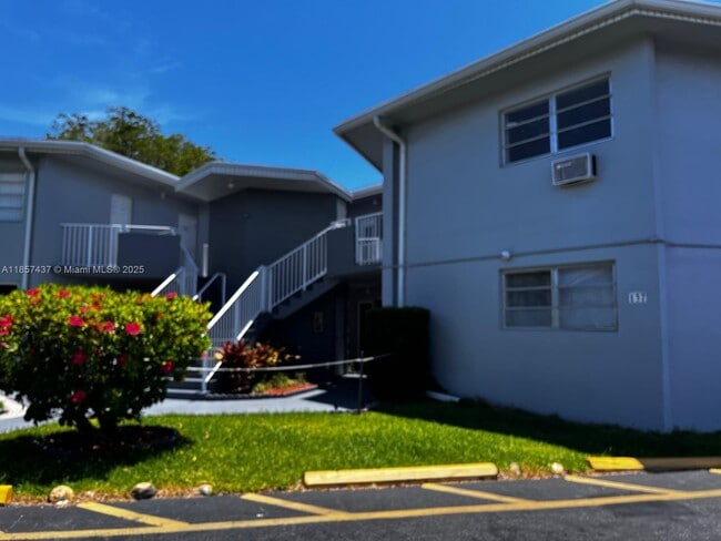 Building Photo - 1723 NE Miami Gardens Dr Unit 137 Rental
