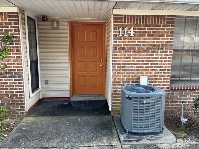 Building Photo - Classic Manor