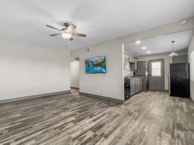 Building Photo - 1805 Evelyn Ave