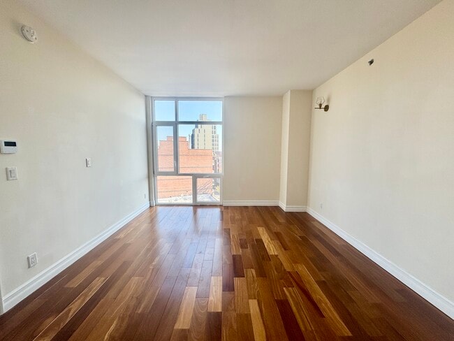 Photo - 61-18-18 Austin St Unit 8A