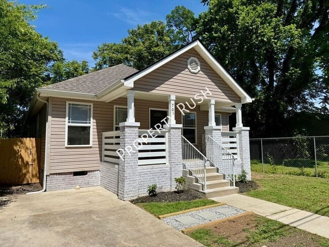 Photo - 709 N Holly St