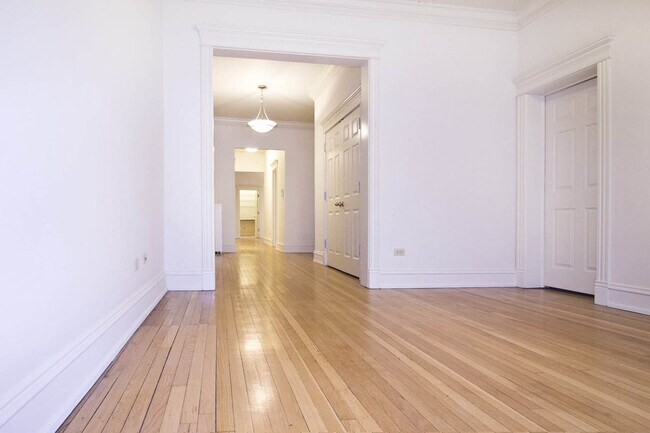 Comedor/Sala de estar - 5533 S. Blackstone