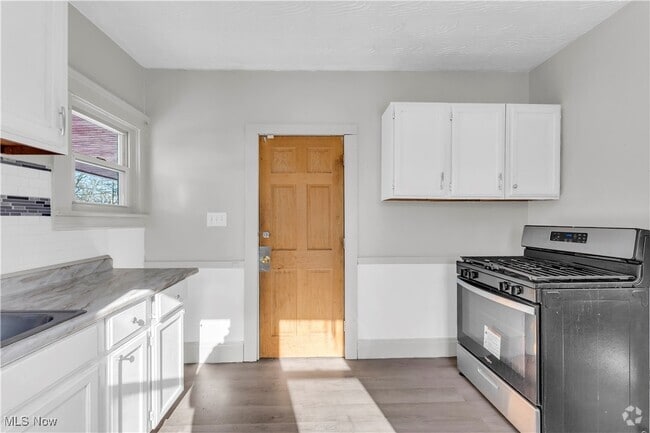Building Photo - 2934 E 130th St Unit 2/UP Rental
