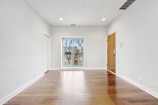 Photo - 2 br, 1 bath Condo - 3516 N Hamlin Ave