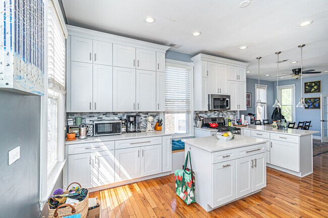 Kitchen - 2526 N Rockwell St Unit 2