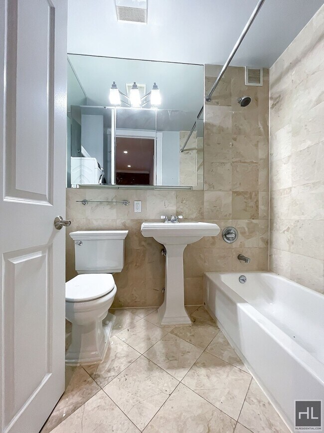 Photo - East 1st Street Unidad 1R