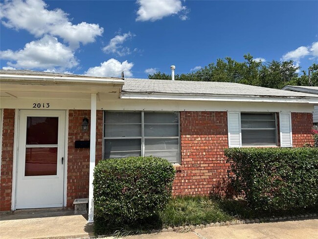 Photo - 2013 Delaware Ln Townhome