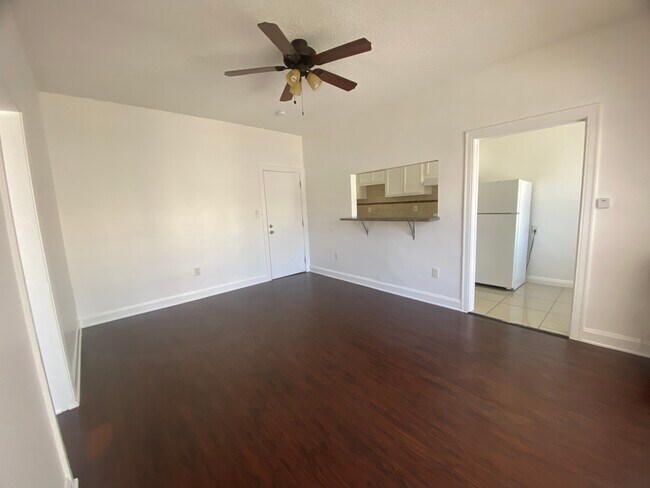 240 S Catalina St