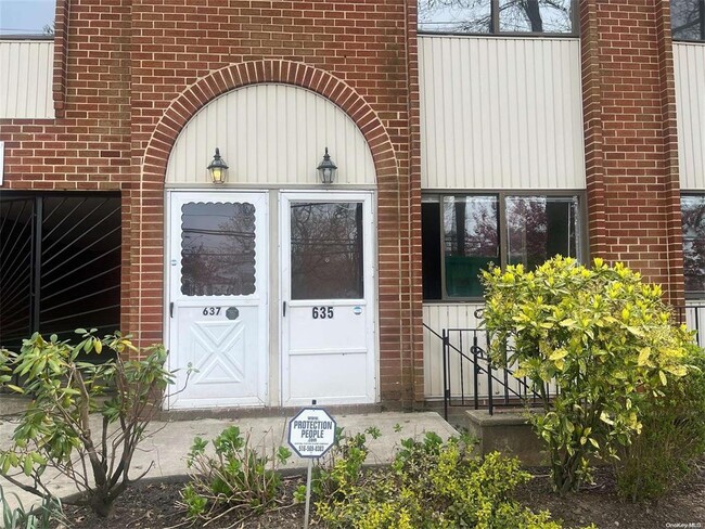 Photo - 635 Chestnut St Townhome