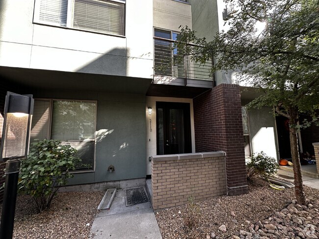 Building Photo - "Charming 3-Bed Townhouse in Central Denver!"