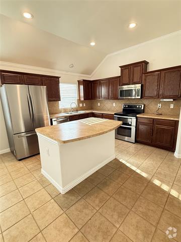Building Photo - 8315 Summerset Dr Rental