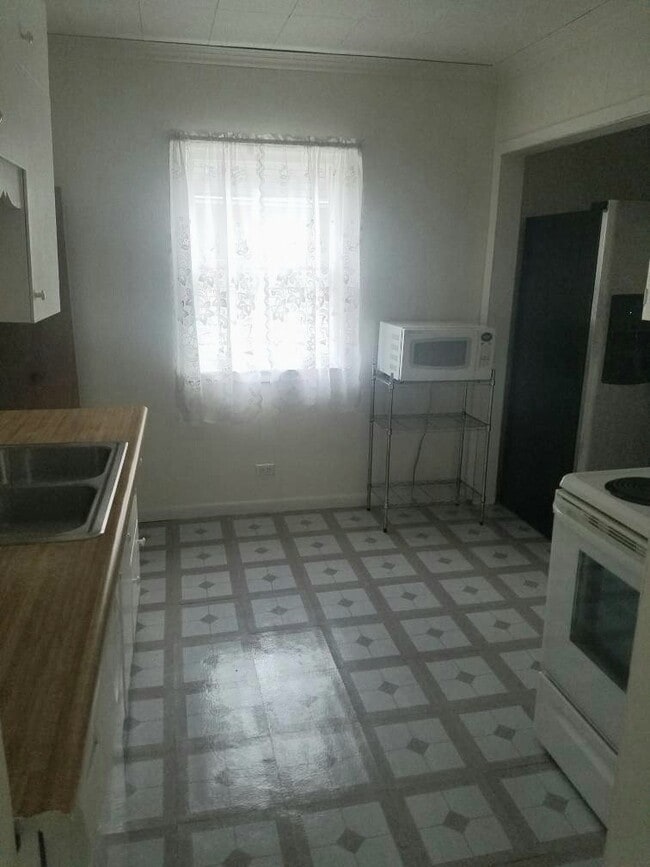 Photo - 327 Leslie St